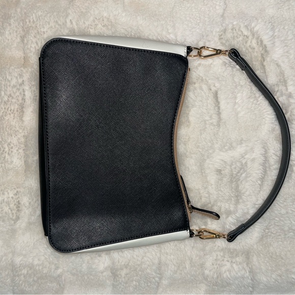 Guess purse - Picture 4 of 10